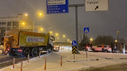 Kocaeli beyaza büründü, vatandaşlar karda halay çekti