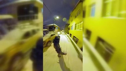 Üsküdar'da karla kaplı sokakta snowboard keyfi
