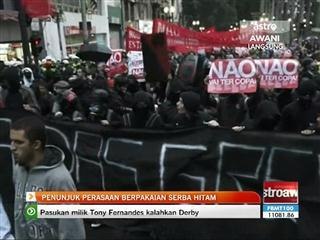 Penunjuk perasaan berpakaian serba hitam