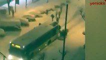 İstanbul'da kâbusu yaşattılar! Vatandaşlar otobüsü itti