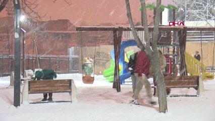 İSTANBUL-BAYRAMPAŞA'DA PARKTA KARTOPU OYNAYAN VATANDAŞLAR ERİK DALI İLE EĞLENDİ
