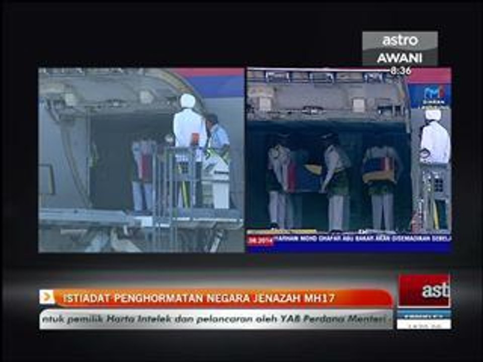 Jenazah pertama dibawa keluar dari pesawat