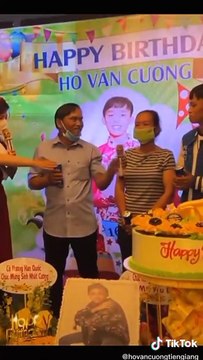 Hồ Văn Cường lần đầu xuất hiện vui vẻ cùng gia đình sau khi ra riêng: chiều cao đã bỏ xa bố mẹ