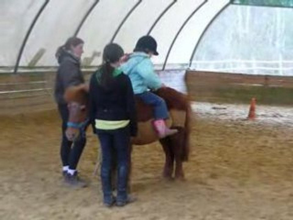 07-03-08 Lucie fait du poney4