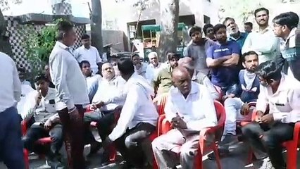 Скачать видео: गुस्साए पार्षदों और ठेकेदारों ने लगाया एसपी ऑफिस में सांकेतिक धरना, प्रदर्शन कर मांगा न्याय