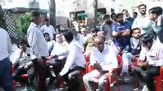 गुस्साए पार्षदों और ठेकेदारों ने लगाया एसपी ऑफिस में सांकेतिक धरना, प्रदर्शन कर मांगा न्याय
