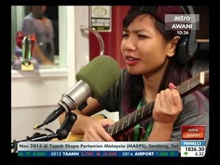 Hari pertama Zoey sebagai penyampai radio