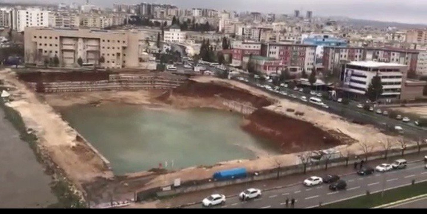 Adliye binası diye temeli atıldı, yüzme havuzu oldu