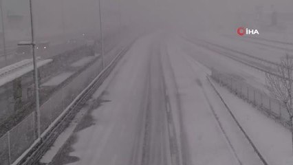 Aniden başlayan kar E-5'i beyaza bürüdü