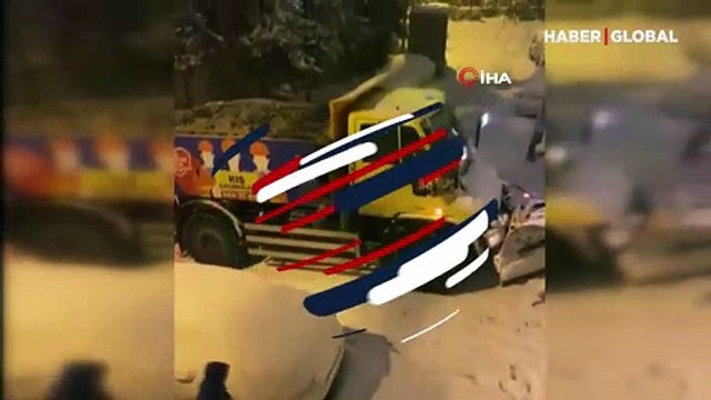 Yolda kalan kar küreme aracı kamerada