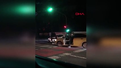 Eli bıçaklı taksi şoförü sürücünün üstüne yürüdü