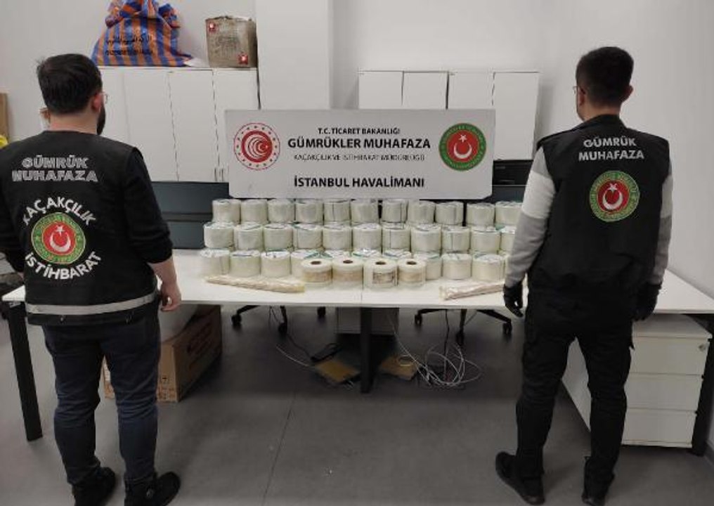 İSTANBUL HAVALİMANI'NDA UYUŞTURUCU OPERASYONU DEDEKTÖR KÖPEKLER UYUŞTURUCUYU BÖYLE BULDU