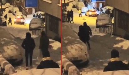 Kağıthane'de kayan otomobil sokakta yürüyenlere böyle çarptı
