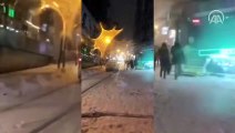 İstanbul Bahçelievler'de kar yağışı nedeniyle sürücüler zor anlar yaşadı
