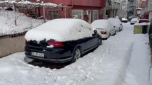 İstanbul'da evli çift, karda ulaşım sorununu kızağa binerek çözdü