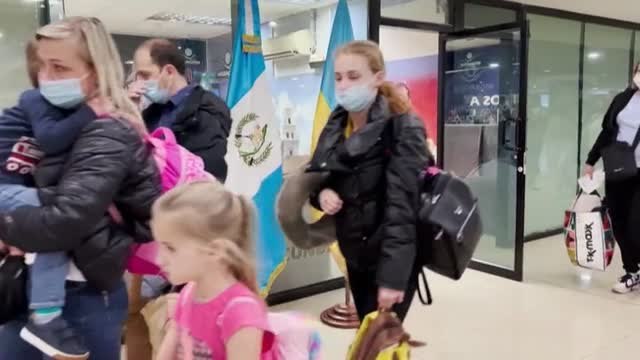 Ucranianos huyendo de la guerra iniciada por Putin aterrizan en Guatemala