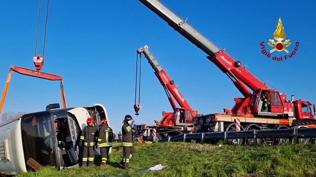 Pullman di ucraini si ribalta in A14 a Cesena, morta una donna