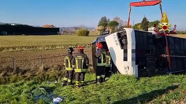 Pullman di Ucraini si ribalta inA14 a cesena: morta una donna