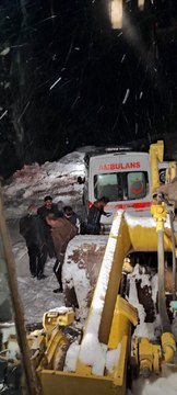 AMBULANS KARA SAPLANDI, EKİPLER İŞ MAKİNESİYLE ÇIKARDI