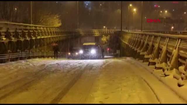 İSTANBUL-KAĞITHANE TÜNEL GİRİŞİNDE SÜRÜCÜLERE KAR ENGELİ