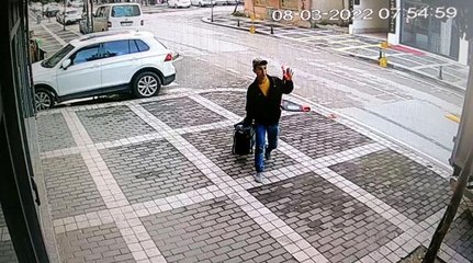 Taksi durağında araç içinde uyuyan şoförü gördü, telefonu çaldı