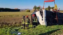 Fugge dalla guerra ma trova la morte in un incidente stradale: bus con 50 ucraini si ribalta nei pressi di Cesena - VIDEO