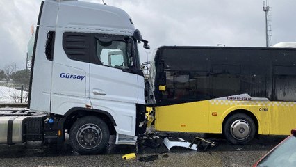 Скачать видео: Ters yöne giren TIR, İETT otobüsüyle kafa kafaya çarpıştı