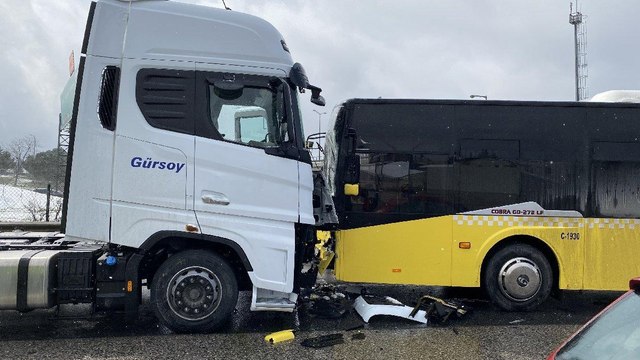 Ters yöne giren TIR, İETT otobüsüyle kafa kafaya çarpıştı