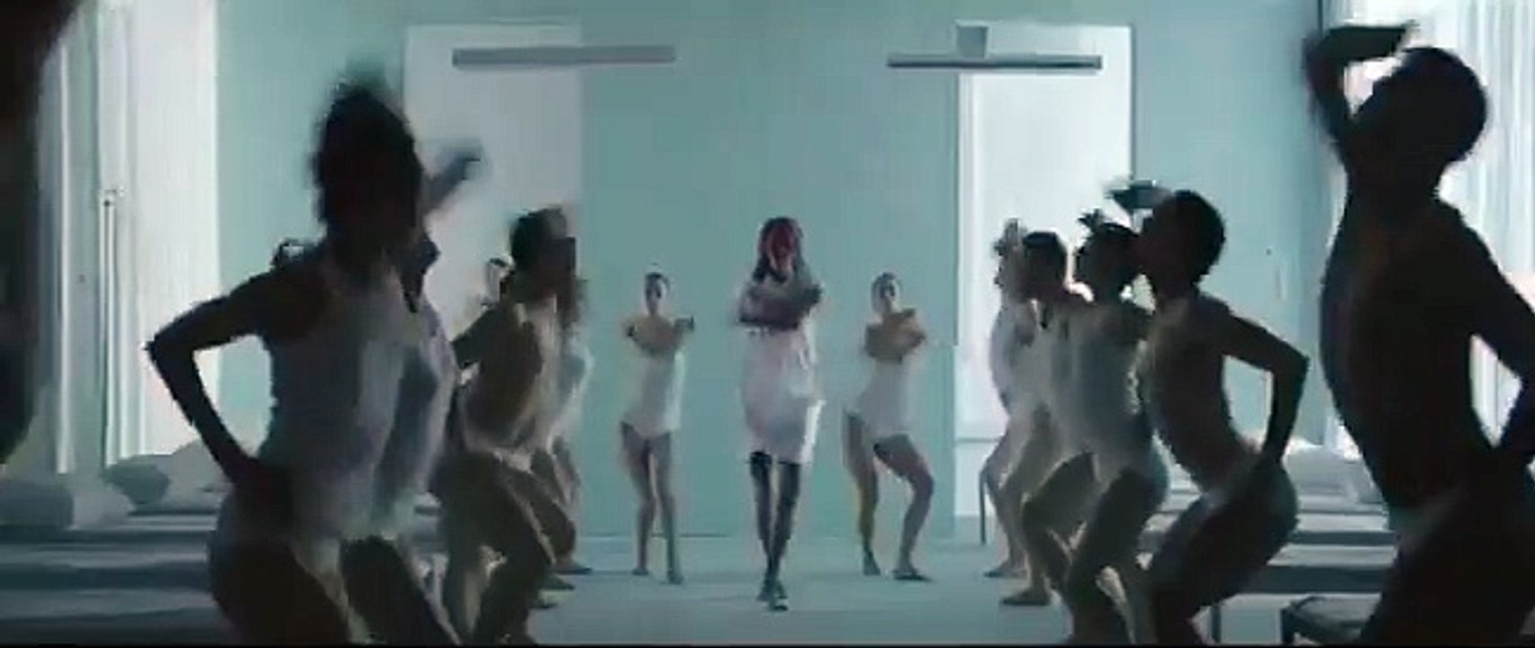 Vidéo : Shy'm : petite culotte et folie pour le teaser du clip de L'effet de serre !