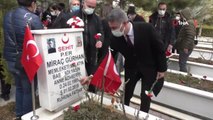 Son dakika haber | Şehitlikte duygulandıran doğum günü... 18 Mart Çanakkale Zaferi'nin yıldönümünde Şehit Üsteğmen'in doğum günü kutlandı