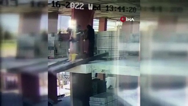 Dikkatsiz işçi, inşaatın ikinci katından bastığı kalasla birlikte aşağı düştü