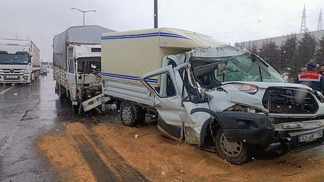 Büyükçekmece TEM'de 100 metre arayla 2 zincirleme kaza