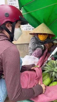 Có đến 12 người con, cụ bà gần 90 tuổi vẫn ở nhà tình thương, phải bán rau kiếm sống qua ngày