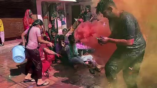 Video: रंग-गुलाब की बारिश में रंग-बिरंगी हुई स्वर्णनगरी