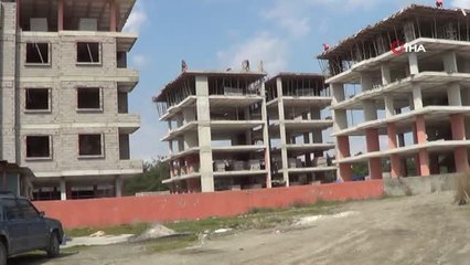 Dikkatsiz işçi, inşaatın ikinci katından bastığı kalasla birlikte aşağı böyle düştü