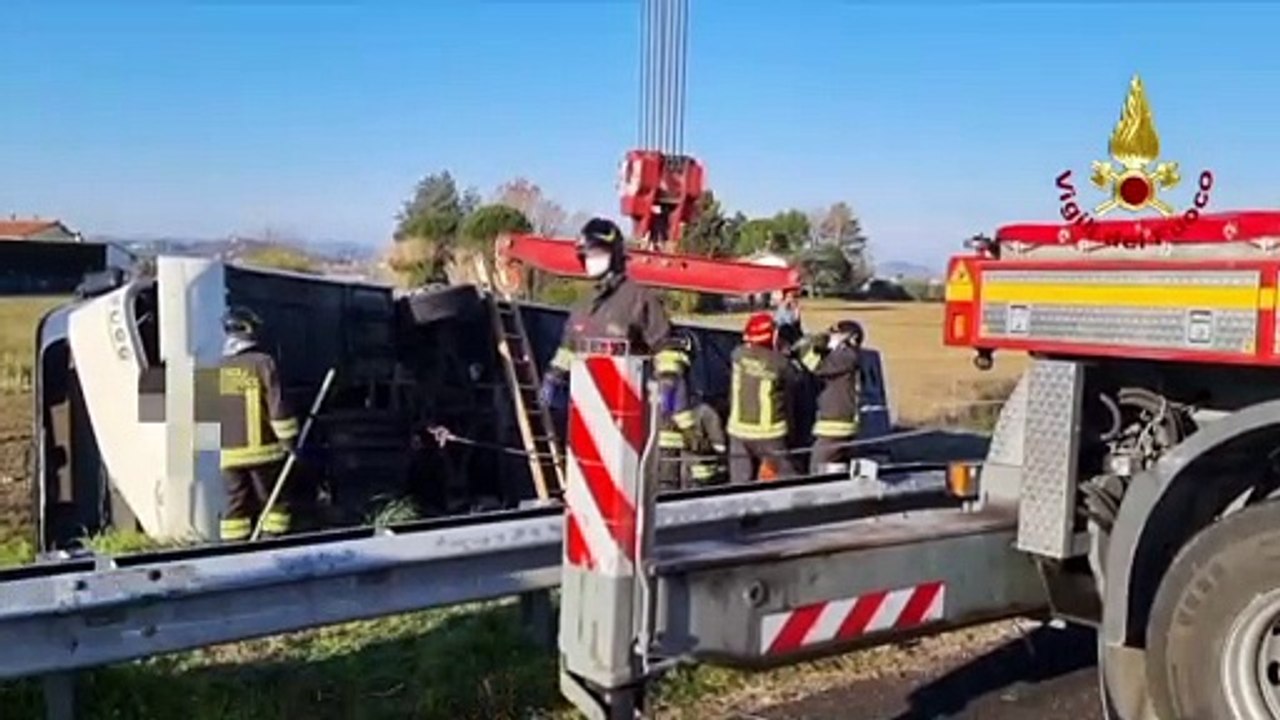 Flüchtlingsbus in Italien verunglückt - eine Tote