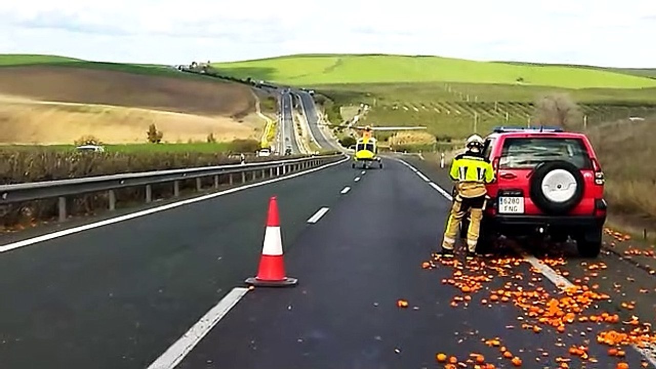 Herido muy grave tras el vuelco de un camión cargado de naranjas