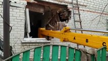 Imágenes del retiro de un misil ruso que impactó en un edifico de viviendas en Kharkiv