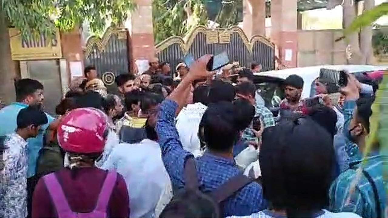 राजस्थान हाईकोर्ट की ओर से आयोजित हो रही क्लर्क ग्रेड द्वितीय भर्ती परीक्षा को लेकर हंगामा हो गया