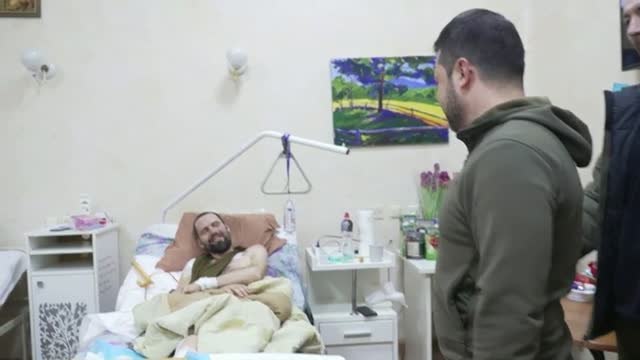 Zelenski visita a soldados heridos durante los combates con el Ejército ruso