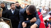 Mustafa Sarıgül Diyarbakır'da evlat nöbeti tutan aileleri ziyaret etti