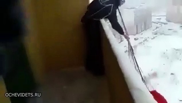 Sauter en parachute du balcon d'un immeuble... des fous