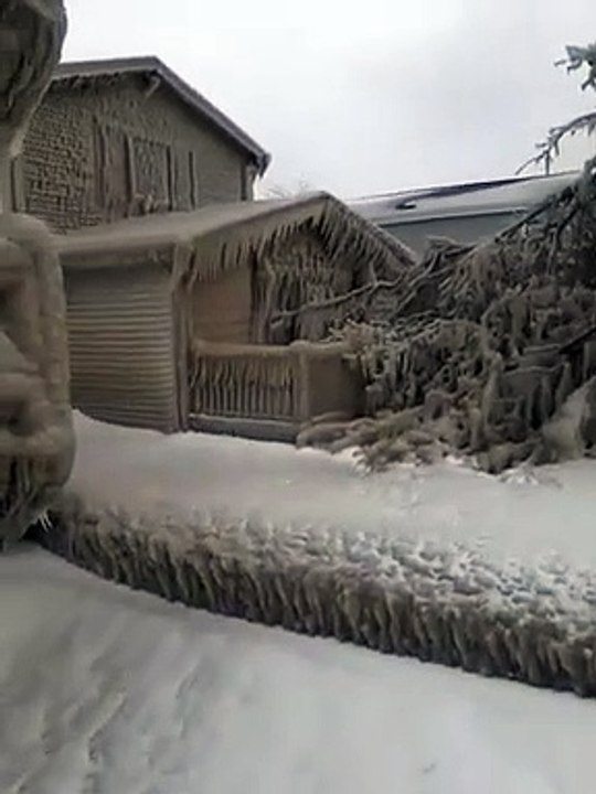 Des maisons au bord du lac Erié aux USA piégées sous la glace