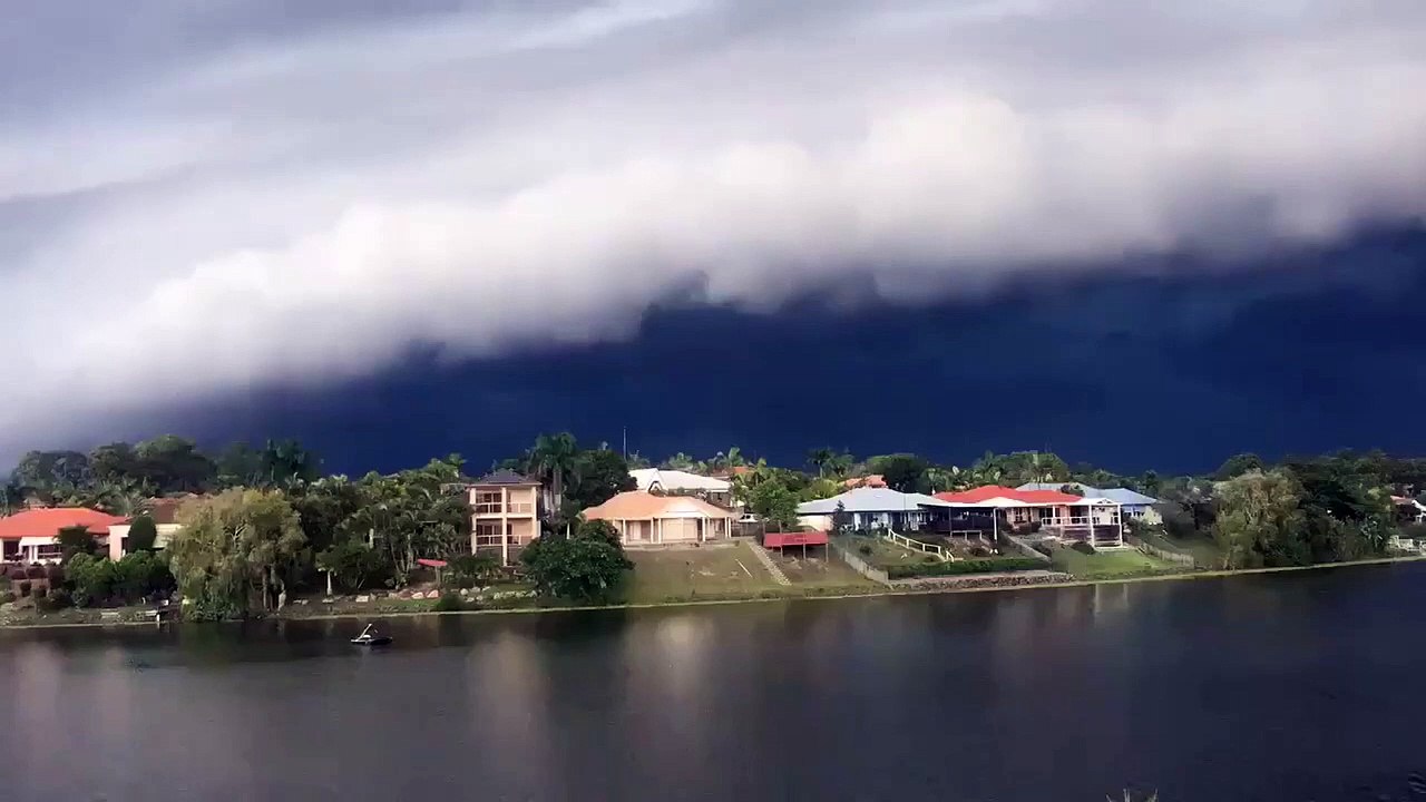Ce nuage d'orage terrifiant approche à toute vitesse sur la Gold Coast en Australie