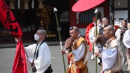 Japonya'da geleneksel ateş üzerinde yürüme festivali