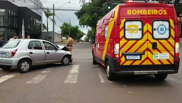 Celta e S10 se envolvem em forte colisão no Bairro Neva, em Cascavel