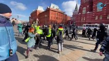 Así es la implacable represión policial rusa contra los manifestantes que protestan por la invasión