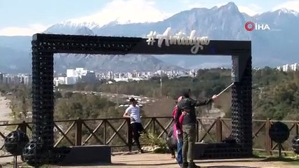 Antalya’da kar manzarası eşliğinde deniz ve güneş keyfi