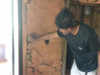 Keadaan kediaman penduduk Chanaute yang musnah akibat gempa