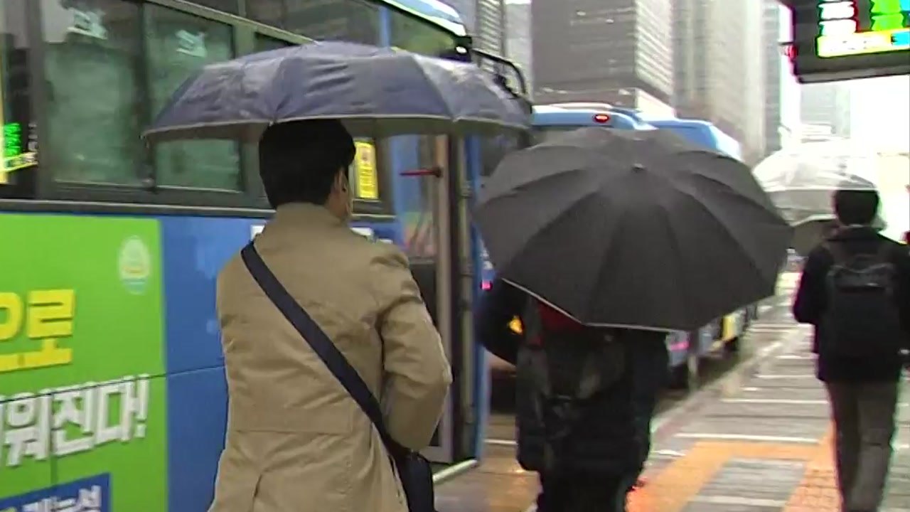 [날씨] 이틀째 단비, 동해안 강풍...내일 맑고 포근 / YTN
